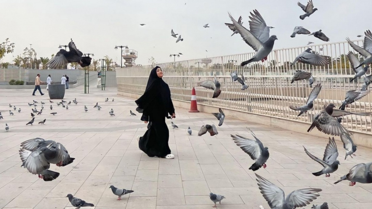 Potret Fuji Umroh. Perihal isu pacaran dengan Asnawi disebut membuat Thariq Halilintar cemburu. [(Instagram/fuji_an)]