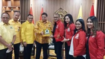 Junior Belajar pada Senior, Ketum PSI Giring Ganesha Kunjungi DPP Partai Golkar