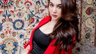 Pose Menantang Hana Hanifah, Berbaju Merah, Bikin Pria Klepek-Klepek