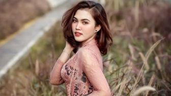 Hot Banget, Pramugari Lindya Agustian Pakai Kebaya, Bikin Hidup Jomblo Menggeliat