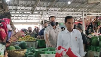 Jokowi Tinjau Penyaluran BLT Langsung, Himbau Penerima Gunakan Sebagai Tambahan Usaha