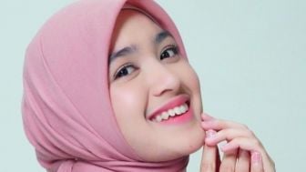 Cut Syifa Gunakan Hijab, Cantiknya Kian Terpancar