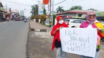 Dua Emak-emak Kecewa Presiden Jokowi Tidak Bisa Datang ke Bandung