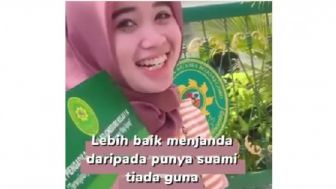 Viral, Wanita Kegirangan Bawa Akta Cerai