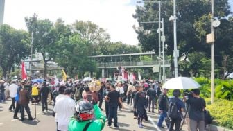 Dikira Demo Tandingan, Massa GNPR Beringas Serang Mahasiswa Sampai Nyebur ke Kolam Patung Kuda