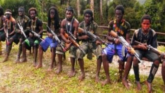 Lewis Kogoya tak Terima 4 Warga Papua Dimutilasi, Serang Pos Jaga 2 Prajurit Perlaya