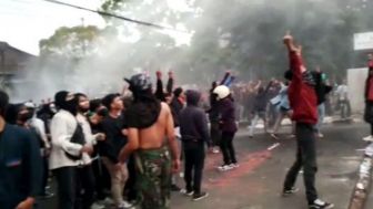 Demo Penolakan Harga BBM di Kota Bandung Berakhir Ricuh, Polisi Memburu Dua Orang Diduga Provokator