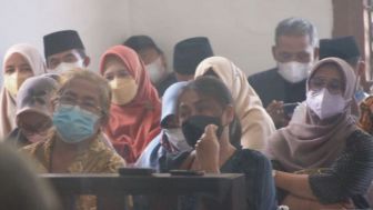 Emak-emak Bershalawat di Pengadilan Tipikor Bandung, Jelang Sidang Putusan Ade Yasin