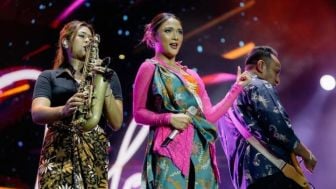 Ayu dan Mempesona, Marion Jola Manggung Kenakan Kebaya