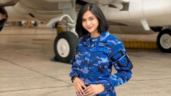 Hanifah Syania Putri, Pramugari Pesawat TNI AU Sarat Prestasi, Netizen Bilang Sempurna