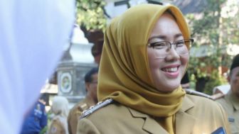 Bupati Anne Pajang Foto Pria Ganteng Tapi Bukan Kang Dedi, sesaat Jelang Gugatan Cerai di Pengadilan Agama