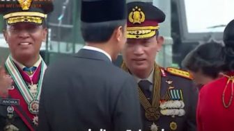 Presiden Jokowi Tak Salami Kapolri di Istana Merdeka Videonya Viral, Kenapa Ya ?