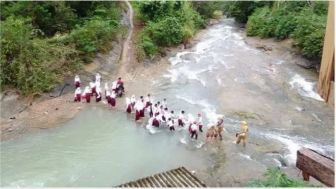Demi Bisa Sekolah, Pelajar di Desa Neglasari Kabupaten Cianjur Tetap Nekat Seberangi Sungai Meski Nyawa Jadi Taruhan