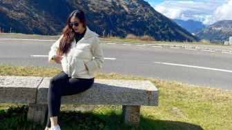 Body Goals! Aura Kasih Pamer Gunung Indah Saat Liburan di Swiss, Netizen Heboh