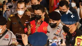 Potret Sidang Perdana Ferdy Sambo Di PN Jakarta Selatan, Genggam Erat Buku Hitam Saat Persidangan, Isinya Apa?