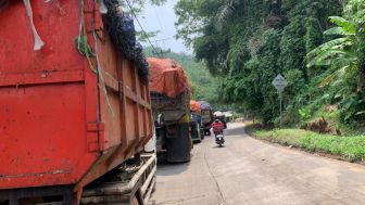Antrean Truk Sampah Mengular di Kabupaten Bandung Barat