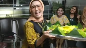 Diduga Sindir Nikita Mirzani, Tessa Mariska Gelar 'Syukuran', Netizen Justru Gagal Fokus dengan Outfit Sang Biduan: Atas Tertutup Bawah Ngablak