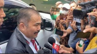 Kamaruddin Serahkan Dokumen ke Majelis Hakim