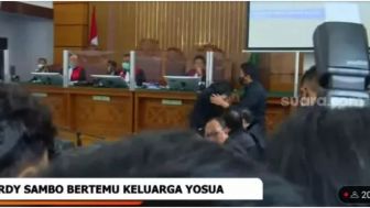 Heboh, Pengunjung Sidang Teriaki Sambo dan Putri Saat Pelukan dan Cium Kening di Ruang Sidang Sebelum Bertemu Keluarga Yosua