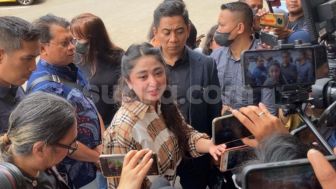 Pertemuan Dewi Perssik dengan Sosok W yang Hina Dirinya di Polres Metro Jakarta Selatan, Malah Jadi Momen Haru