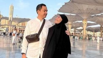 Ayu Dewi dan Regi Datau Pose Tatap-Tatapan di Masjid Nabawi, Netizen: Langeng Selamanya