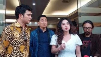 Dewi Perssik Serius Tanggapi Hinaan Hatters