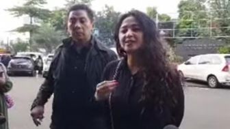 Dewi Perssik Tegaskan Tidak Akan Cabut Laporan