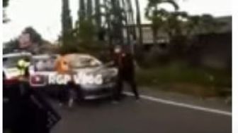 Viral Video Emak  Emak Bawa Mobil Sengaja Halangi Jalan Ambulance, Pasien Dalam Keadaan Kritis, Keluarga Panik