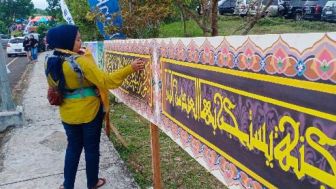 Santri Bandung Barat Sukses Pecahkan Rekor MURI Kaligrafi Terpanjang