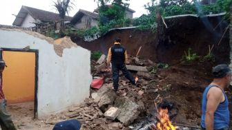 Satu Rumah di Lembang Bandung Barat Rusak Berat Diterjang Longsor