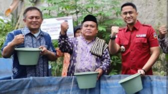 Pondok Pesantren di Bandung Barat Dapatkan Bantuan Kolam Terpal dan Ribuan Bibit Ikan Lele