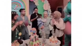 Sang Pacar Nemplok Terus di Ulang Tahun Adzam, Nathalie Holscher Undang Kecewa Netizen: Kok Sama Pacarnya Bukan Bapaknya