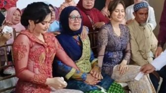 Netizen Beri Tanggapan Indah Permatasari Menggengam Tangan Sang Ibu, Begini Komentarnya