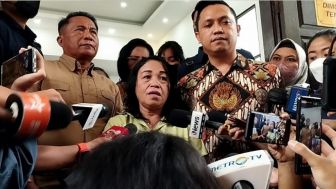 Ibunda Bharada E Hadiri Sidang, Sebut Nama Jokowi dan Kapolri: Kami Tidak Bisa Sebutkan Satu Persatu Semua yang di Luar Sana...