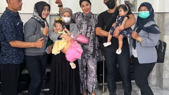 Pasca Operasi Pemisahan Tubuh, Bayi Kembar Siam asal Bandung Barat Pulang Ke Rumah