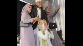 Viral Video Pria Menikah Ketiga Kalinya, Dua Istri Tua Berikan Ekspresi Bahagia, Netizen Singgung Soal Malam Pengantin