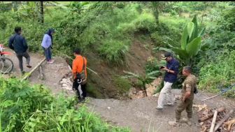 Diterjang Longsor, Jalan Desa di Cipatat Bandung Barat Terputus