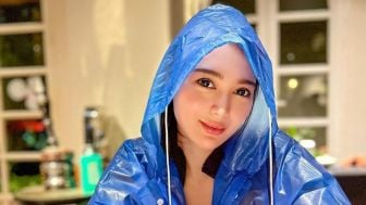 Wika Salim Nekat Sebar Foto Bareng Max Adam di Kamar Hotel, Netizen: Kalau Berduaan Gitu Ngapain Ya?