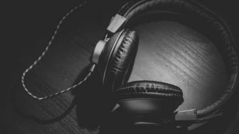 Sering Dengar Musik Pake Headphone saat Akan Tidur? Hati-Hati, Bahaya bagi Kesehatan Telinga