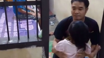 Viral! Aksi Haru Seorang Polisi Membukakan Pintu Penjara Tahanan Agar Bisa Memeluk Putrinya