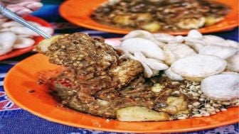 Nikmati Buka Puasa yang Mengenyangkan Saat Mampir ke Tahu Telor Pak Jayen!