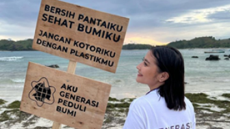 Ngabuburit Bermanfaat Ala Prilly Latuconsina Bersihkan Pantai Tanjung Aan di Lombok