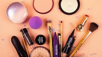 Terlihat Bersih Namun Jangan Anggap Sepele! Ini Dia Tips Membersihkan Make Up yang Benar
