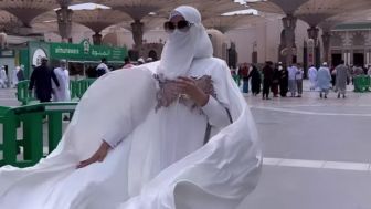 Isa Zega Lakukan Ibadah Umroh hingga Pakai Niqab, Netizen Ramai Ungkit Status Transgender: Dia Emang Gak...