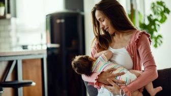 Benarkah Seorang Ibu ketika Menyusui Bayi Dapat Mencapai Puncak Kenikmatan Layaknya Berhubungan Ranjang? Begini Penjelasan Dr. Boyke