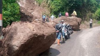 Akses Jalan Tiga Desa di Cililin KBB Diterjang Longsor