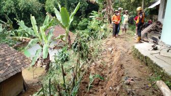 Tujuh Rumah di Cipatat Bandung Barat Terdampak Longsor