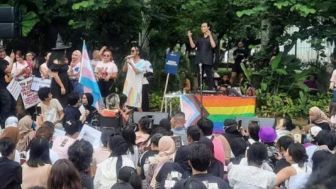 Ini Alasan Sekelompok Pemuda Mengibarkan Bendera Pelangi Tidak Dapat Dilarang