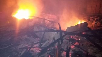 Tiga Rumah di Cikalongwetan Bandung Barat Hangus Terbakar