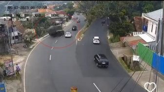 Detik-Detik Truk Terguling di Jalan Cagak Nagreg Kabupaten Bandung, Kamis 6 Juli 2023, Muatan Pakan Ayam Berhamburan